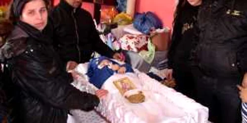 Familia Lazăr, la priveghiul micuţului Valentin 