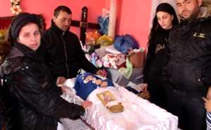 Familia Lazăr, la priveghiul micuţului Valentin 