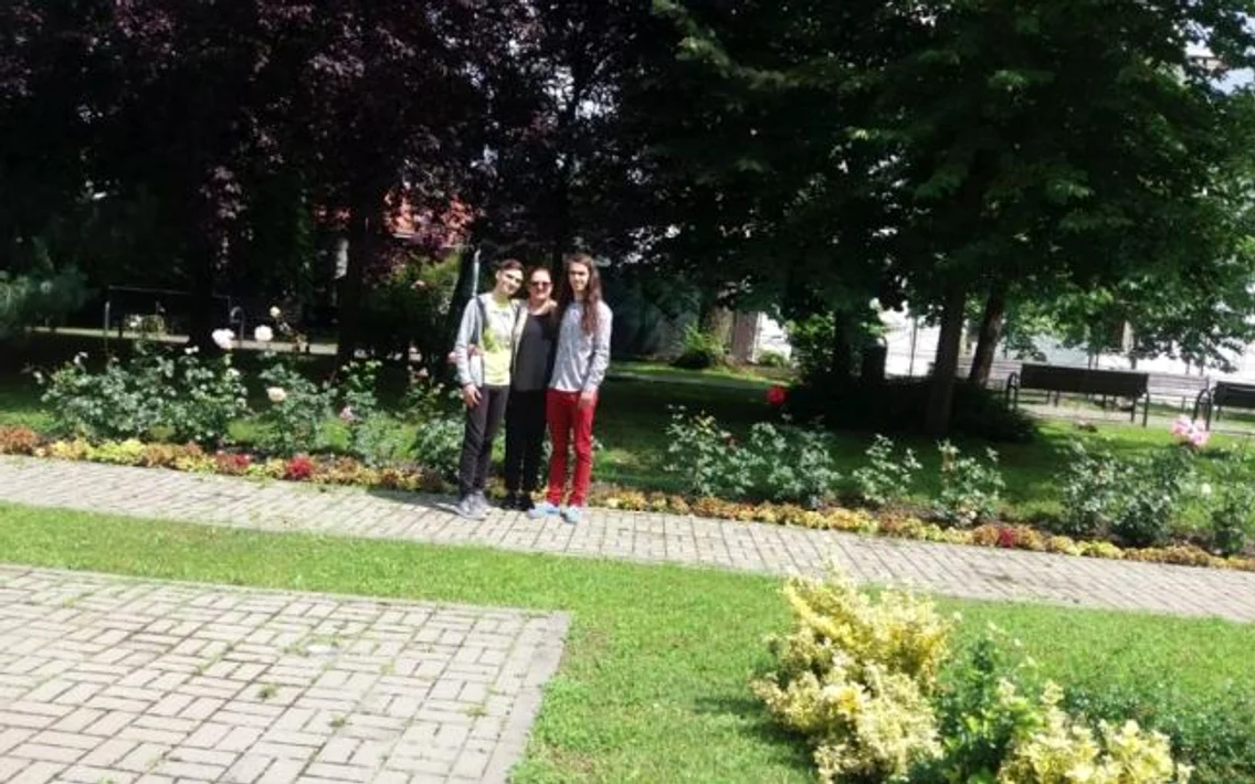 Prof Mirela Mlisan - iniţiatoarea Şcolii de vară IT - CNMB - tabăra de programarede la Râmnicu Vâlcea şi cei doi lectori - olimpici Foto Mirela Mlisan