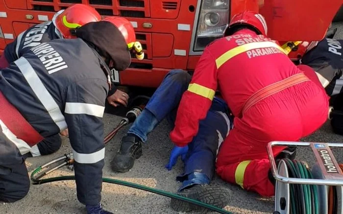 Pompierii şi paramedicii au intervenit în ajutorul tânărului. FOTOGRAFII: ISU Hunedoara.