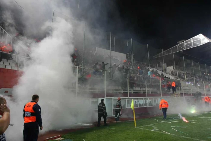 Stadionul s-a umplut de fum