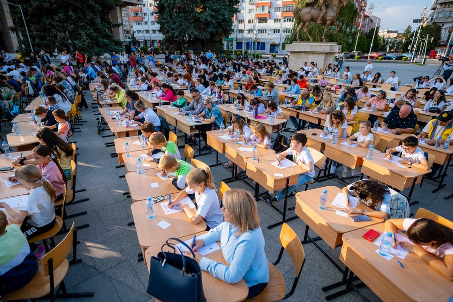 Marea Dictare, de Ziua Mondială a Educaţiei, la Târgoviște. Sute de copii și părinți au scris după dictarea unui dascăl