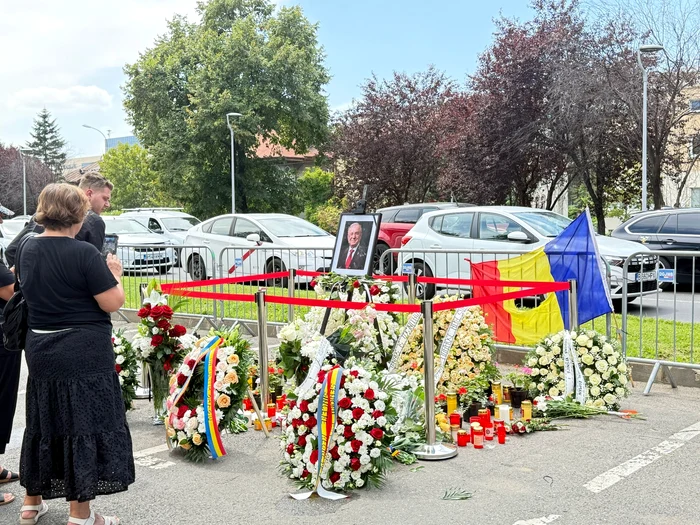 Oamenii au venit să aducă un ultim omagiu fostului președinte FOTO: Maria Dinu