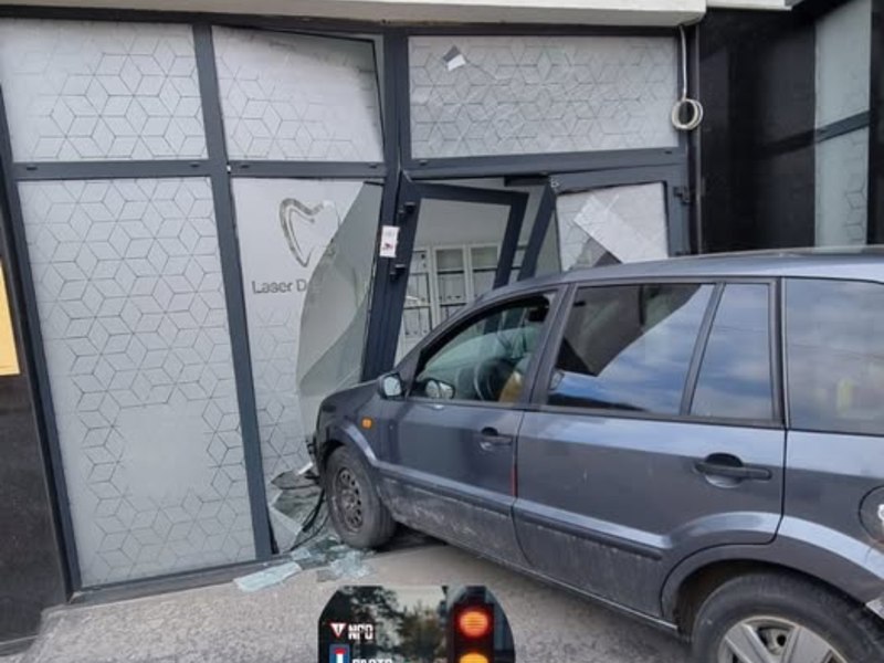 Momentul în care o șoferiță  a intrat din plin într-o clinică dentară din Suceava
