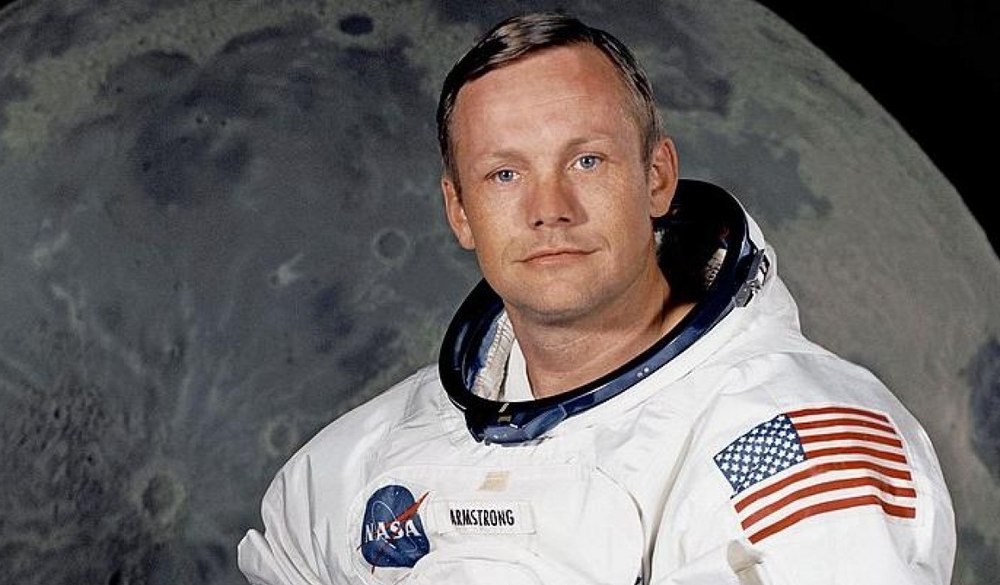5 august: S-a născut astronautul Neil Armstrong, primul om care a păşit pe Lună. „Un pas mic pentru om, un salt uriaş pentru omenire”