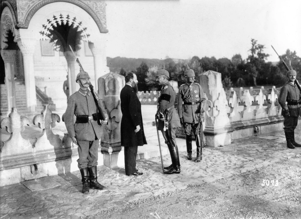 Împăratul Wilhelm al II-lea (al treilea din stânga) împreună cu August von Mackensen (la dreapta sa) la Curtea de Argeș, în fața bisericii unde sunt înmormântați Regele Carol și Regina Elisabeta