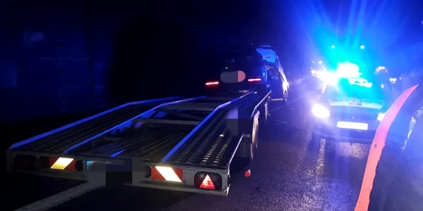 Platformă auto pierdută de un TIR pe Valea Oltului fără ca şoferului să bage de seamă Foto Adevărul