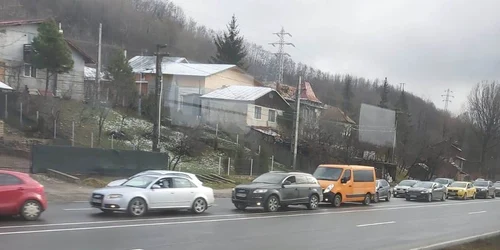 Cei care au ales mașina au luat coada pe DN1, de la Nistorești jpeg