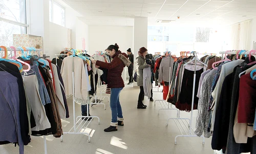 Magazinul cu marfă gratuită  a adus ”colecția” 2015 jpeg