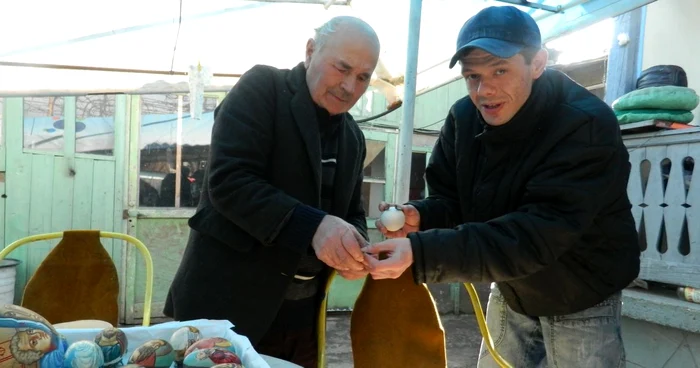 Bunicul şi nepotul cunosc tehnica inedită de potcovit ouăle de Paşte
