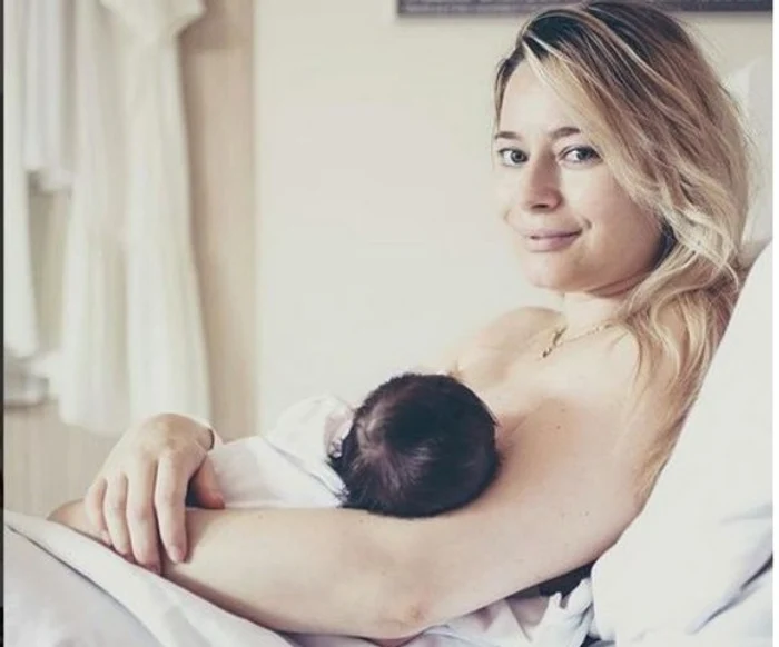 
    Rochia de botez a fiicei Laurei Cosoi are un model floral cusut de mânăfoto: arhivă personală  