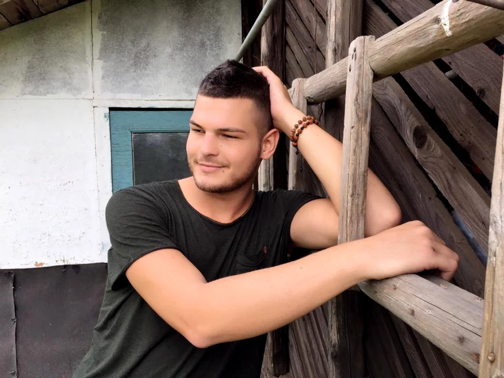 
    Răzvan Botezatu a venit încălțat cu pantofi diferiți la gala Radar de Mediafoto: Gheorghe Chelu  