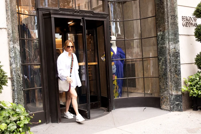 Jennifer Lopez la Bergdorf Goodman jpg