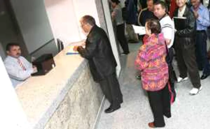 Funcţionarii de la Vaslui sunt plătiţi din bani publici