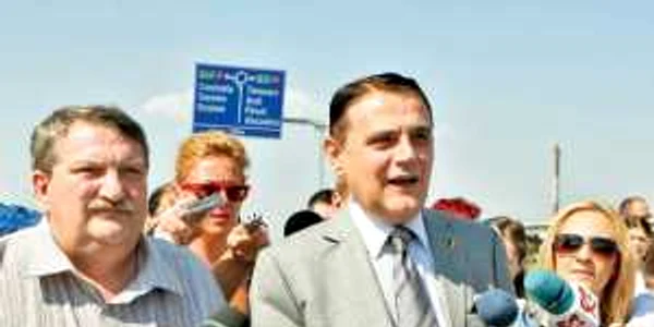 Ovidiu Silaghi (dreapta), ministrul Transporturilor,  şi Mihail Başulescu, şeful CNADNR