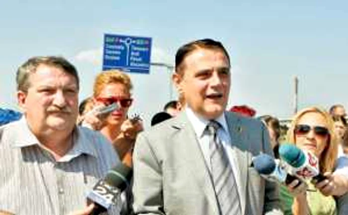 Ovidiu Silaghi (dreapta), ministrul Transporturilor, şi Mihail Başulescu, şeful CNADNR