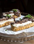 Eclere cu crema de vanilie  Sursa foto shutterstock 635990735 jpg