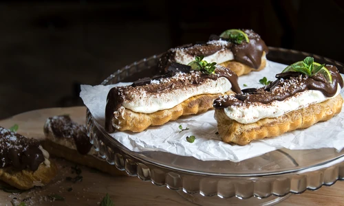 Eclere cu crema de vanilie  Sursa foto shutterstock 635990735 jpg