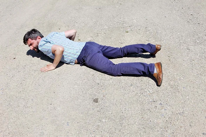 Te arunci imediat la pământ dacă atacul e însoţit de explozii