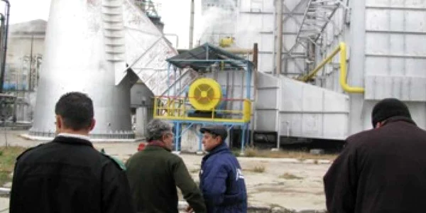 Bacău: O sută de muncitori au trecut prin zona cu emisii de amoniac (UPDATE)