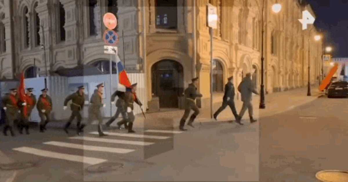 Panică în Piața Roșie din Moscova. Soldații ruși au fugit spre adăposturi în timpul repetiției pentru parada de 9 Mai