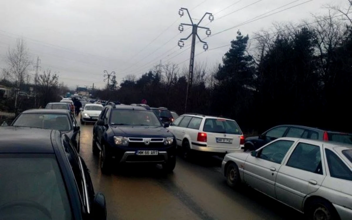 Una din străzile cele mai aglomerate este spre tâgul auto Foto: Angela Sabău