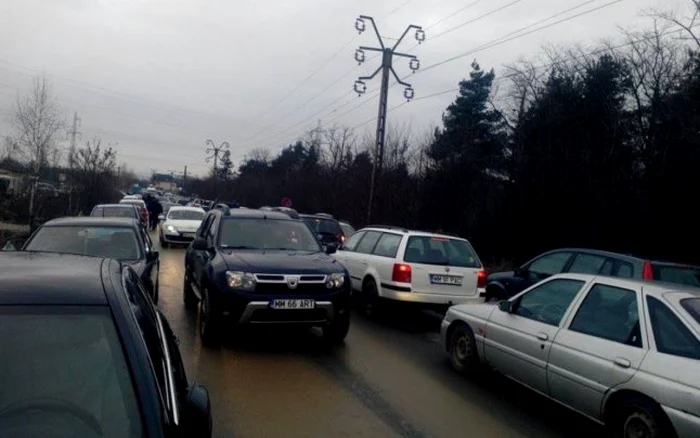 Una din străzile cele mai aglomerate este spre tâgul auto Foto: Angela Sabău