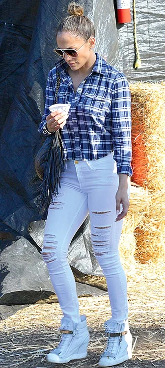 Jennifer Lopez are pantalonii ferfeniţă