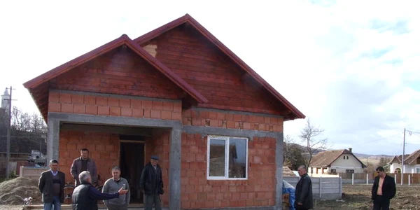 Casele au fost distruse de inundaţiile din iunie 
