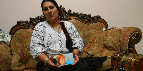 Vanessa se apucase de "treabă" la cererea Oanei. Dovada: ţinea poza Mărioarei Zăvoranu în mână