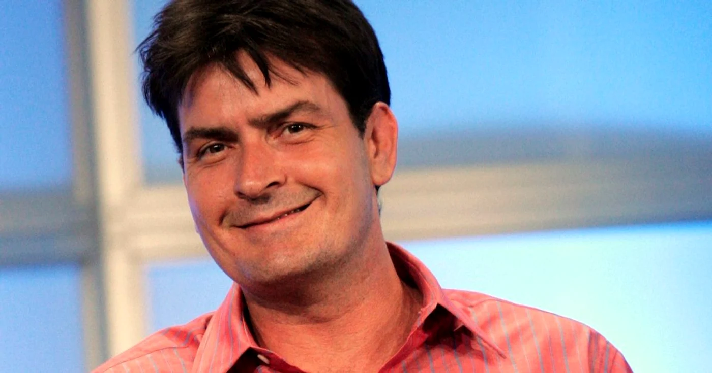 Charlie Sheen revine la numele său original Carlos Estavez