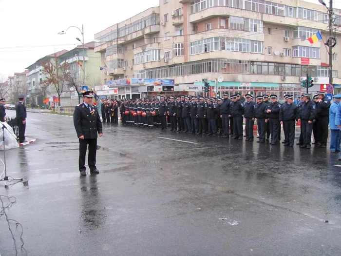 Colonelul Dan Gheorghe Popa salută militarii din subordine