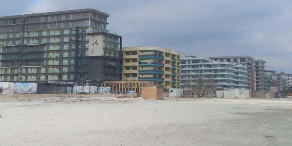 Plaja Năvodari a devenit groapă de gunoi pentru investitori FOTO MARIANA IANCU