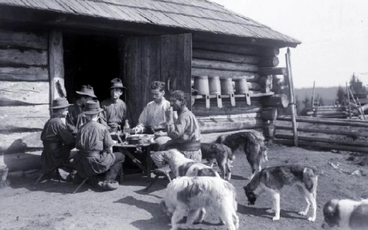 Ciobani la masă FOTO: Adolphe A. Chevallier, 1930