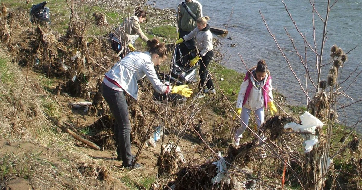 Elevii au adunat gunoaiele de pe malul apei