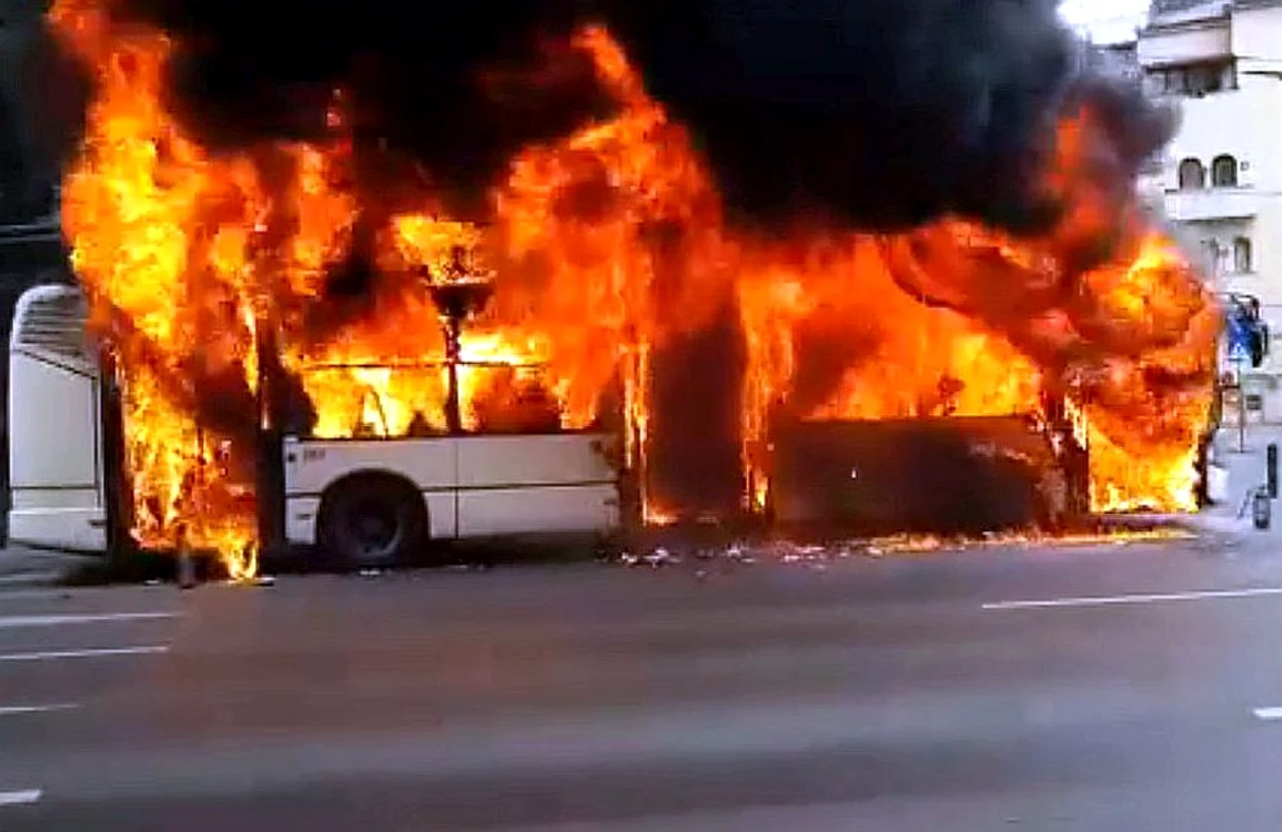 Duminică, 7 iunie, acest troleibuz a luat foc pe traseu