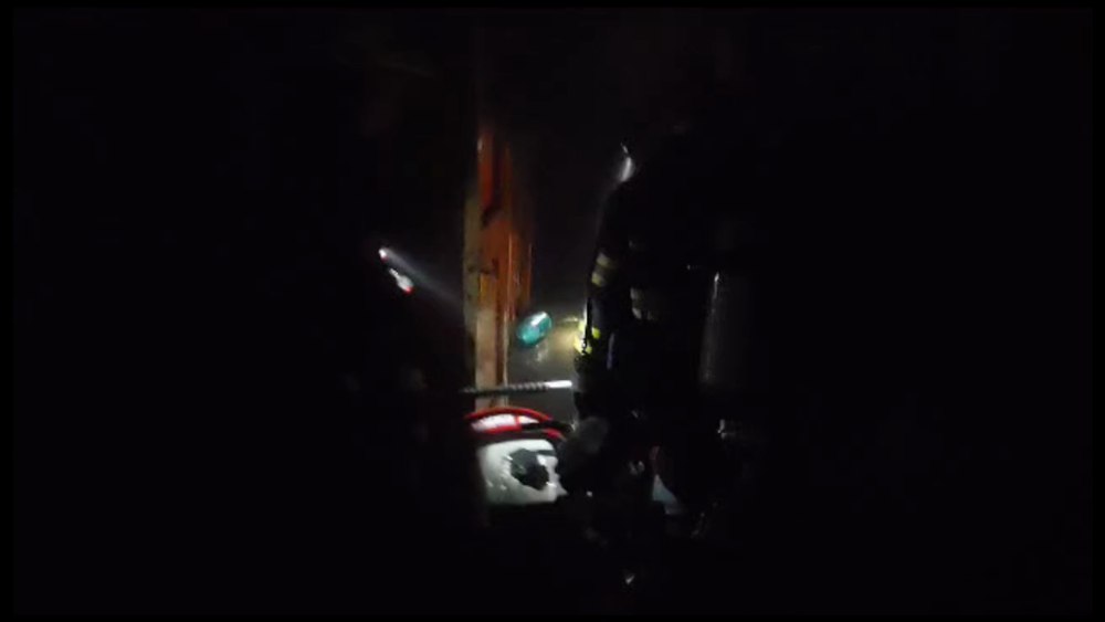 Sute de locatari ai unui bloc din Vâlcea, evacuați în plină noapte. Patru persoane, la spital VIDEO