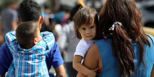 Familiile imigranţilor din America Centrală pleacă din custodia ICE către audieri în instanţele de imigrare în McAllen Texas Statele Unite ale Americii FOTO Guliver / Getty Images / John Moore