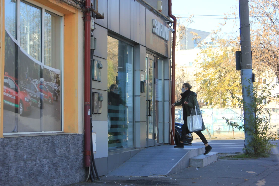 Interpreta poartă mască atât pe stradă, cât şi la salon, unde a intrat având în prealabil o programare