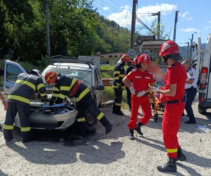 Șoferul a fost preluat conștient. FOTO ISU Mehedinți