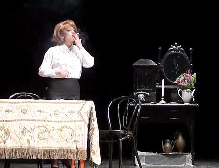 
    Adriana Trandafir, care de 35 de ani fumează doar la teatru, în rolul Mariei Tănase, spune că legea antifumat îi nenoroceşte pe actori  