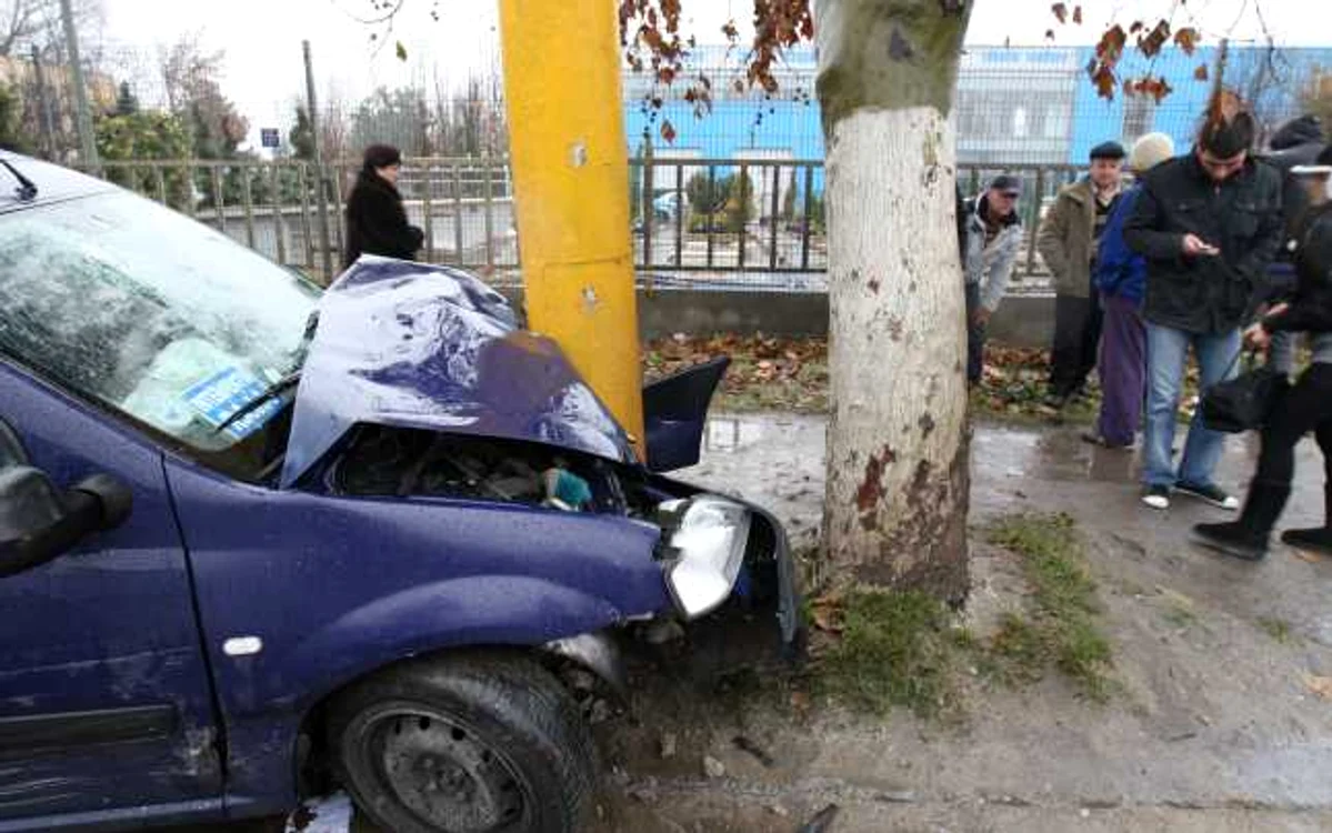 În urma impactului, trei persoane au fost rănite