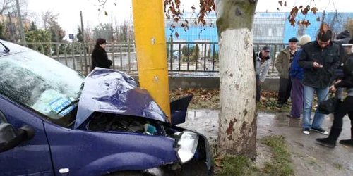 În urma impactului, trei persoane au fost rănite