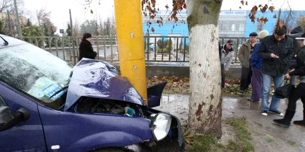 În urma impactului, trei persoane au fost rănite