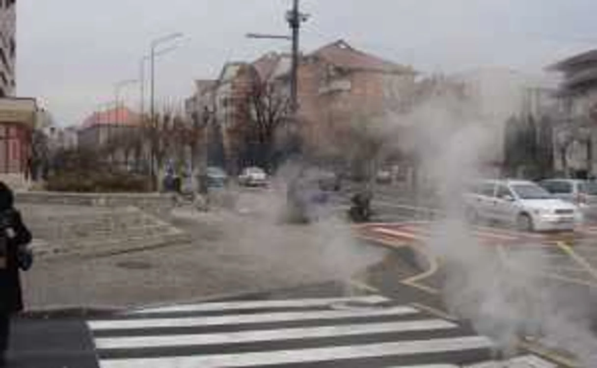 Baie de abur in centrul Ramnicului de la o conducta de energie termica spartă