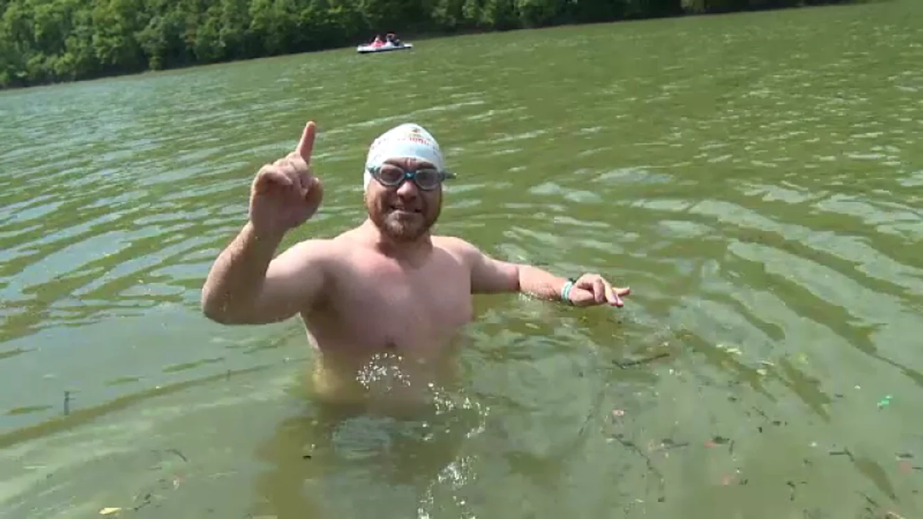 Avram Iancu se antrenează în Lacul Cinciș din HunedoaraFoto: captură stirileprotv.ro