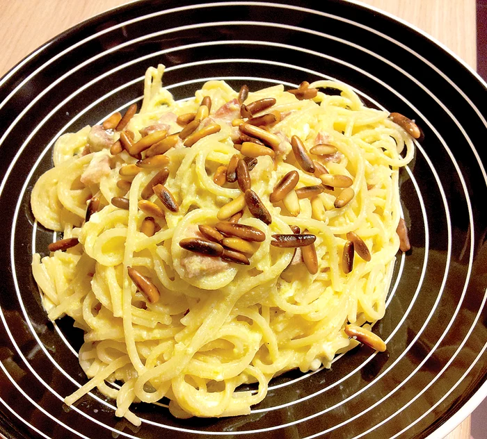 
    Paste cu  muguri de pin  