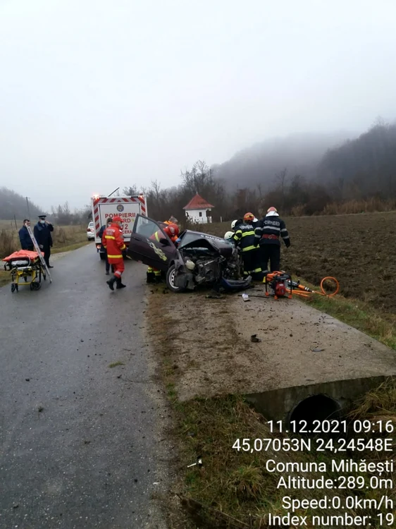 Accident cu două victime încarcerate în Ocnele Mari - Vâlcea Foto Adevărul