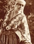 Imagini cu Regina Maria în tradiţionala ie românească! jpeg