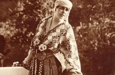 Imagini cu Regina Maria în tradiţionala ie românească! jpeg